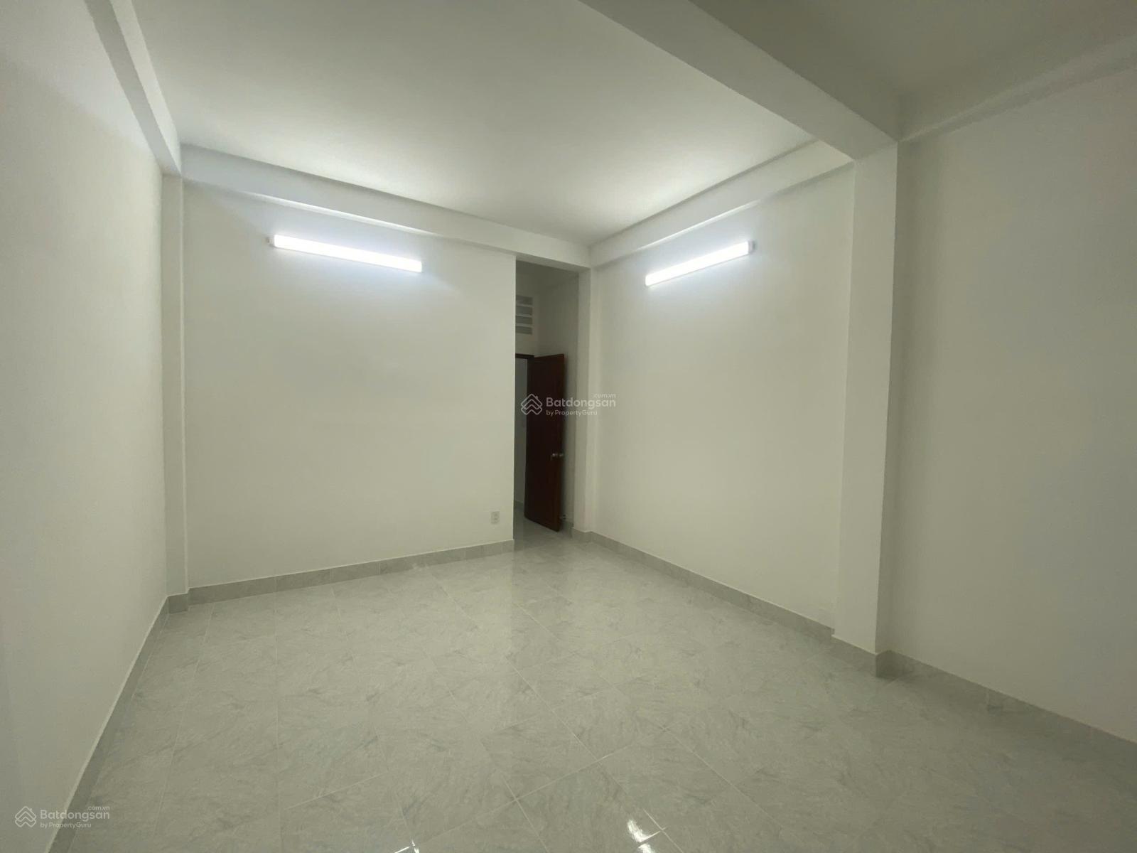 Cho thuê ngay nhà nguyên căn mặt tiền 202 Cộng Hòa - 3 tầng + sân thượng - Vị trí kinh doanh đẹp — ảnh 1